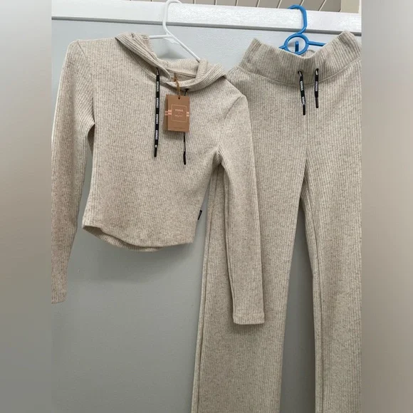 Stronger crop top and straight pants set - Picture 3 of 5